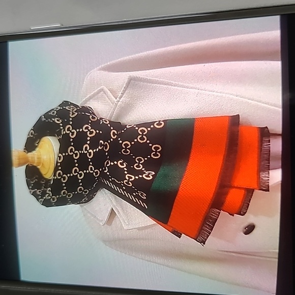 SCARF - Picture 1 of 6